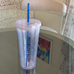 Nordstrom drinking buttle 20 oz in good condition